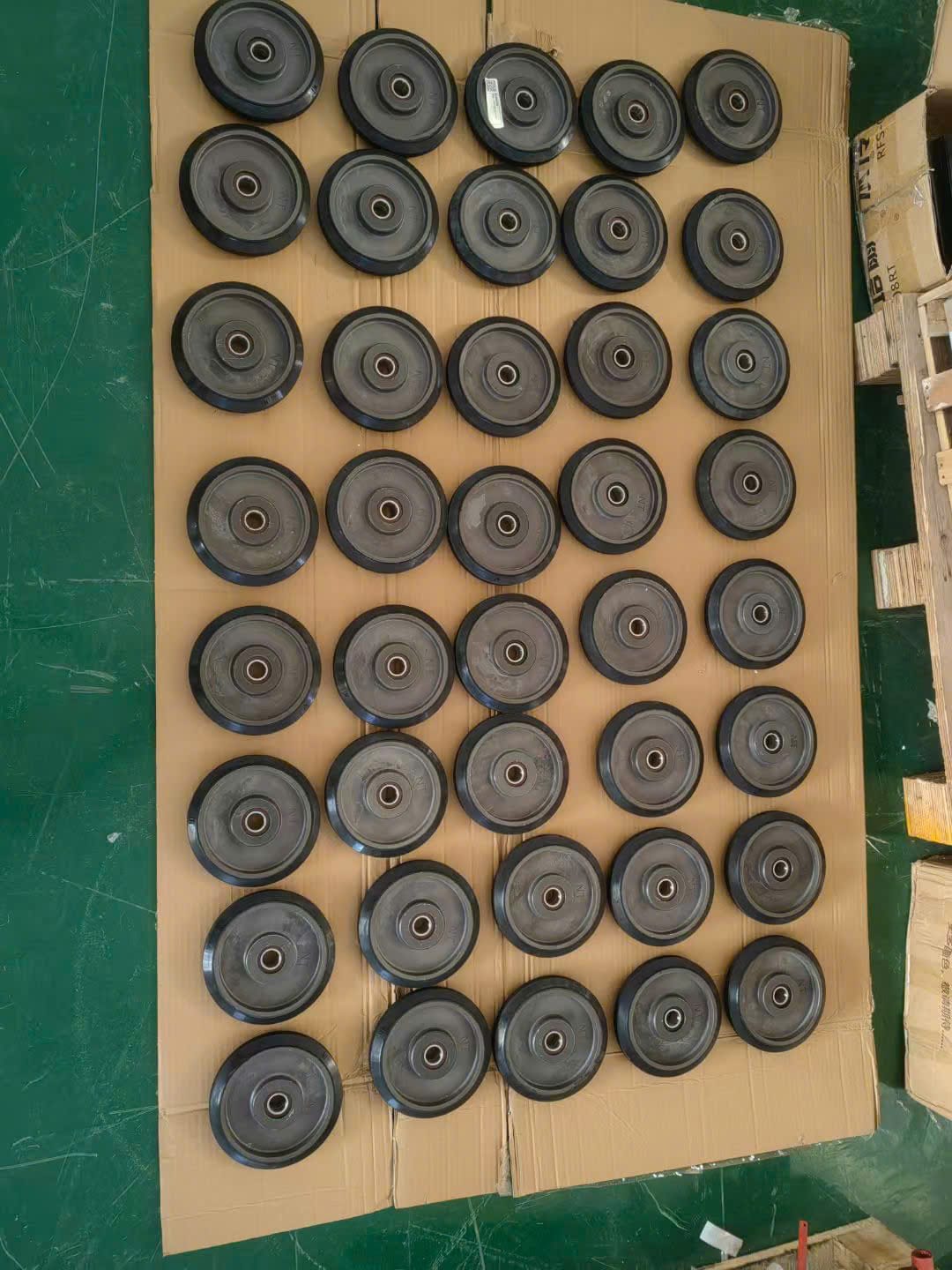 Shoe bánh xe dẫn hướng cabin thang máy HITACHI