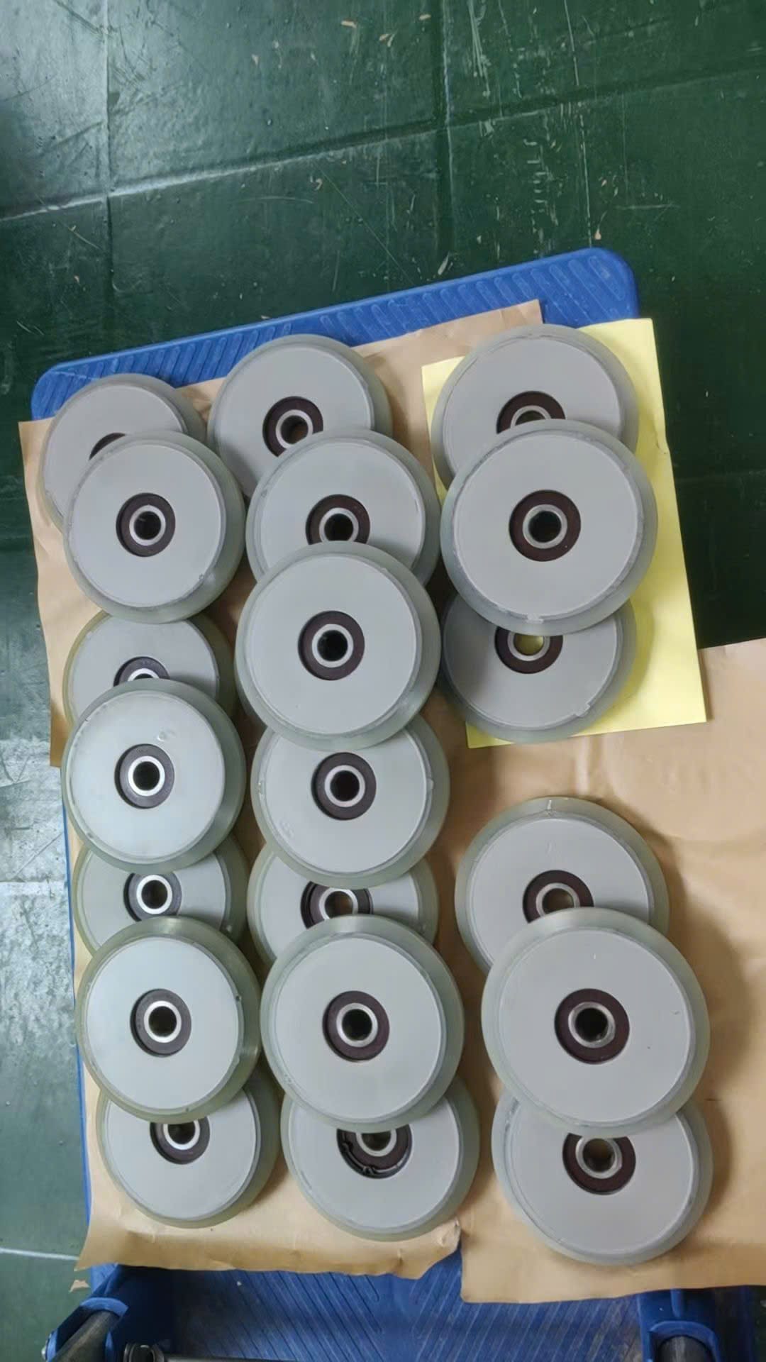 Shoe bánh xe hướng đối trọng thang máy HITACHI