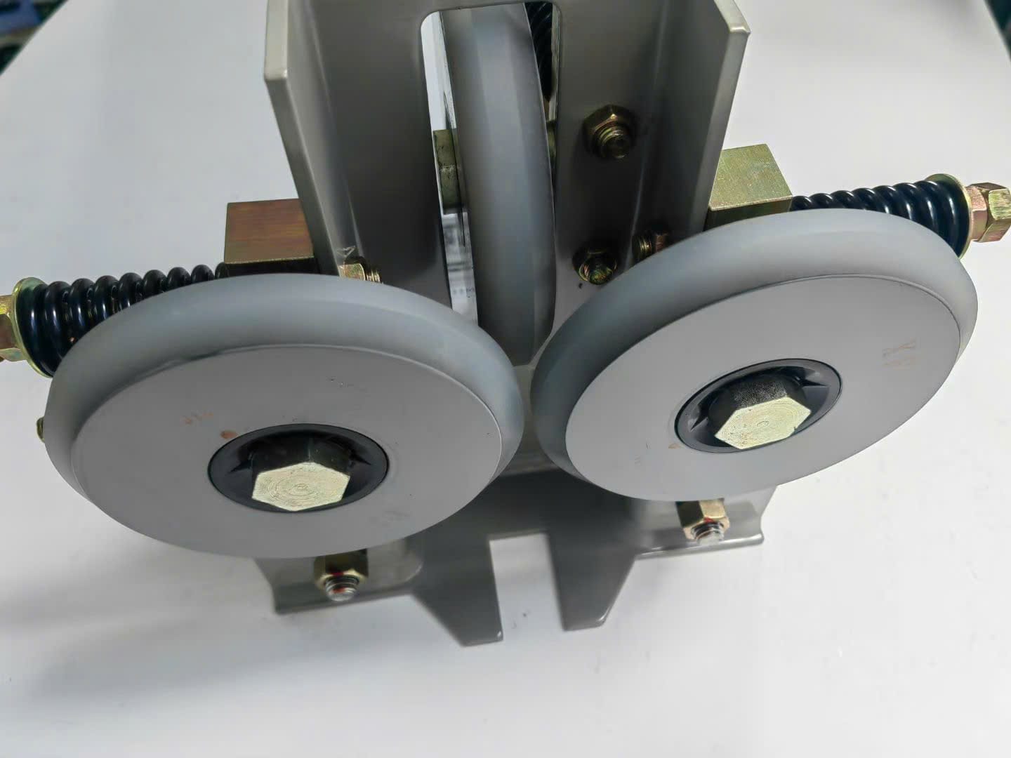 Shoe bánh xe dẫn hướng cabin thang máy HITACHI