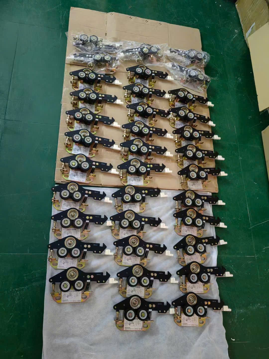 Door lock cửa tầng thang máy HITACHI